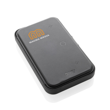 Logotrade Firmengeschenke das Foto: Swiss Peak Travel-Case aus RCS rec. PU mit 3-in-1-Charger