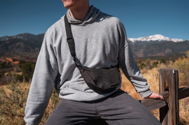 Logotrade liikelahja tuotekuva: Crescent AWARE™ RPET puolikuun muotoinen crossbody -laukku