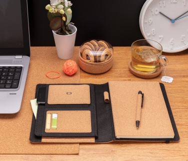 Logotrade mainostuote tuotekuva: Deluxe korkki portfolio A5 kynällä