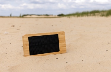 Logotrade dāvanas foto: Sunwick 10 000 mAh bambusa saules enerģijas banka