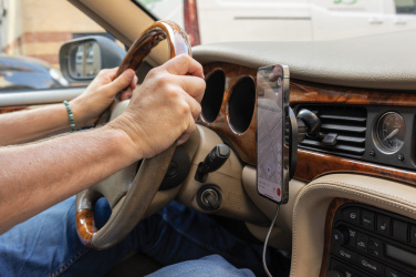 Logotrade logo dāvanas foto: PowerCruze RCS plastmasas 15W magnētiskais automašīnas turētājs ar uzlādi