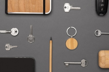 Логотрейд pекламные cувениры картинка: Круглый брелок RCS из переработанного цинкового сплава с бамбуком