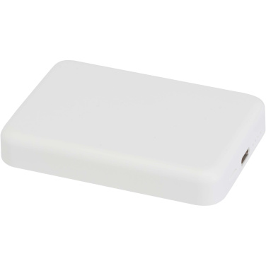 Logotrade reklamprodukter bild: Acrab 5 000 mAh 15 W magnetisk trådlös powerbank med 20 W PD – tillverkad av återvunnen plast
